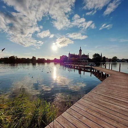 Zentrale Ferienwohnung - Direkt Am See Und Schloss Schwerin  Eksteriør billede